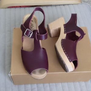 T- Strap peep toe Aubergine clogs
